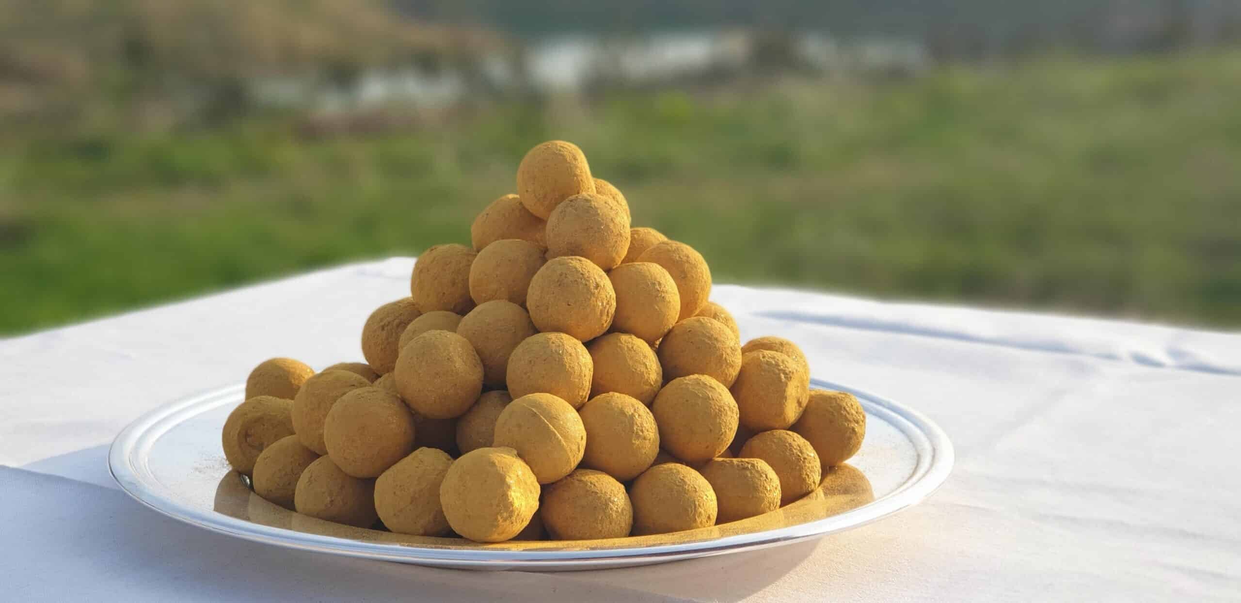 Færdige champagnetrøffelkugler på fad