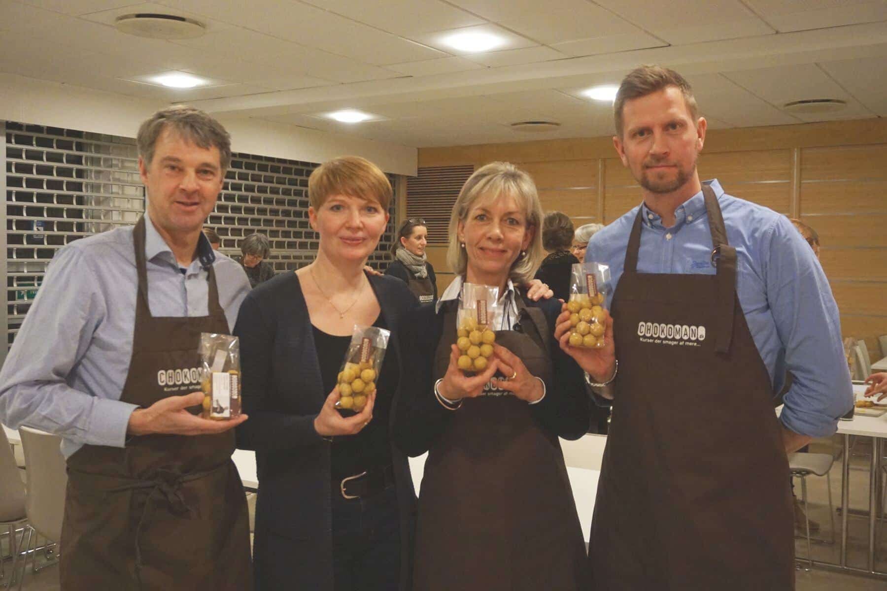 Deltagere til chokoladekursus viser deres færdige champagnechokoladekugler frem.