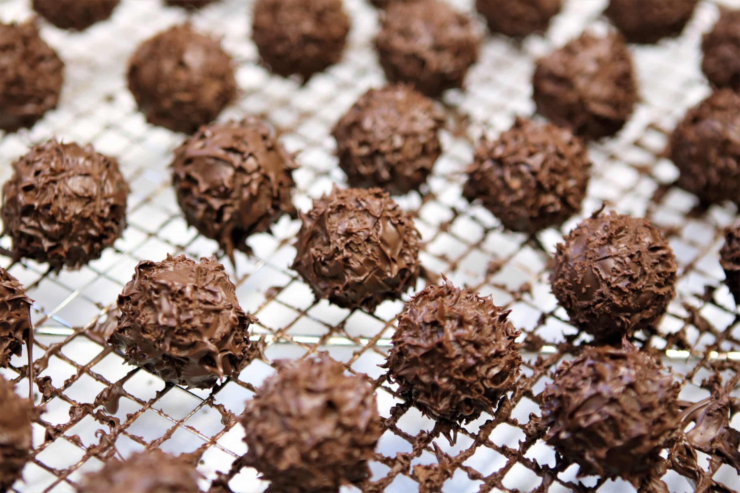 Tøffelkugler med "stikkende" design køler af på bagerist.