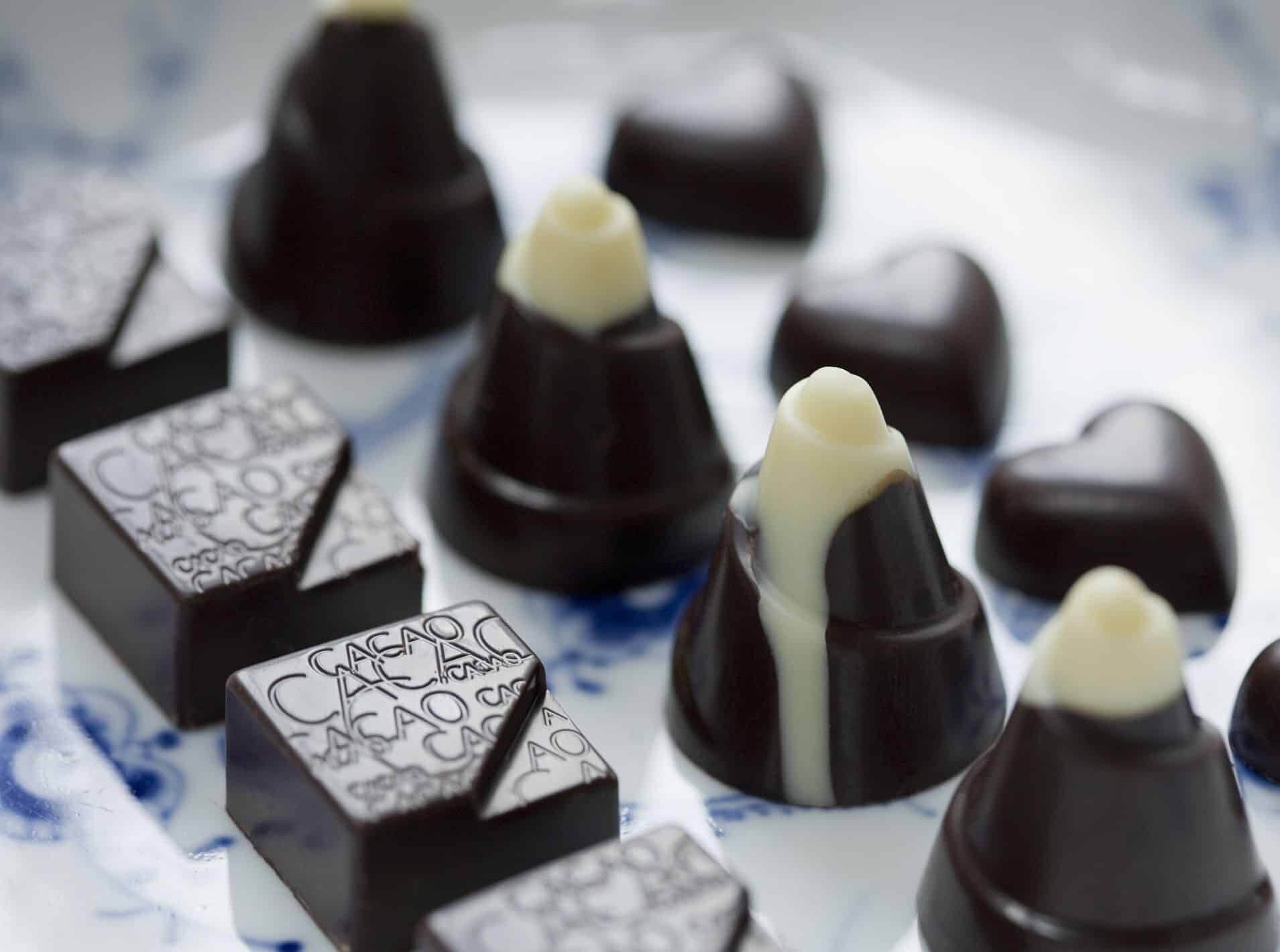 Chokolade fra forme med professionelle tryk design og forskellige farver chokolade